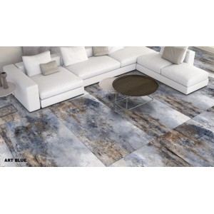 Verlegtes, blaues Feinsteinzeug: Bodenfliese in Marmoroptik, 60x60 cm, im Wohnraum.