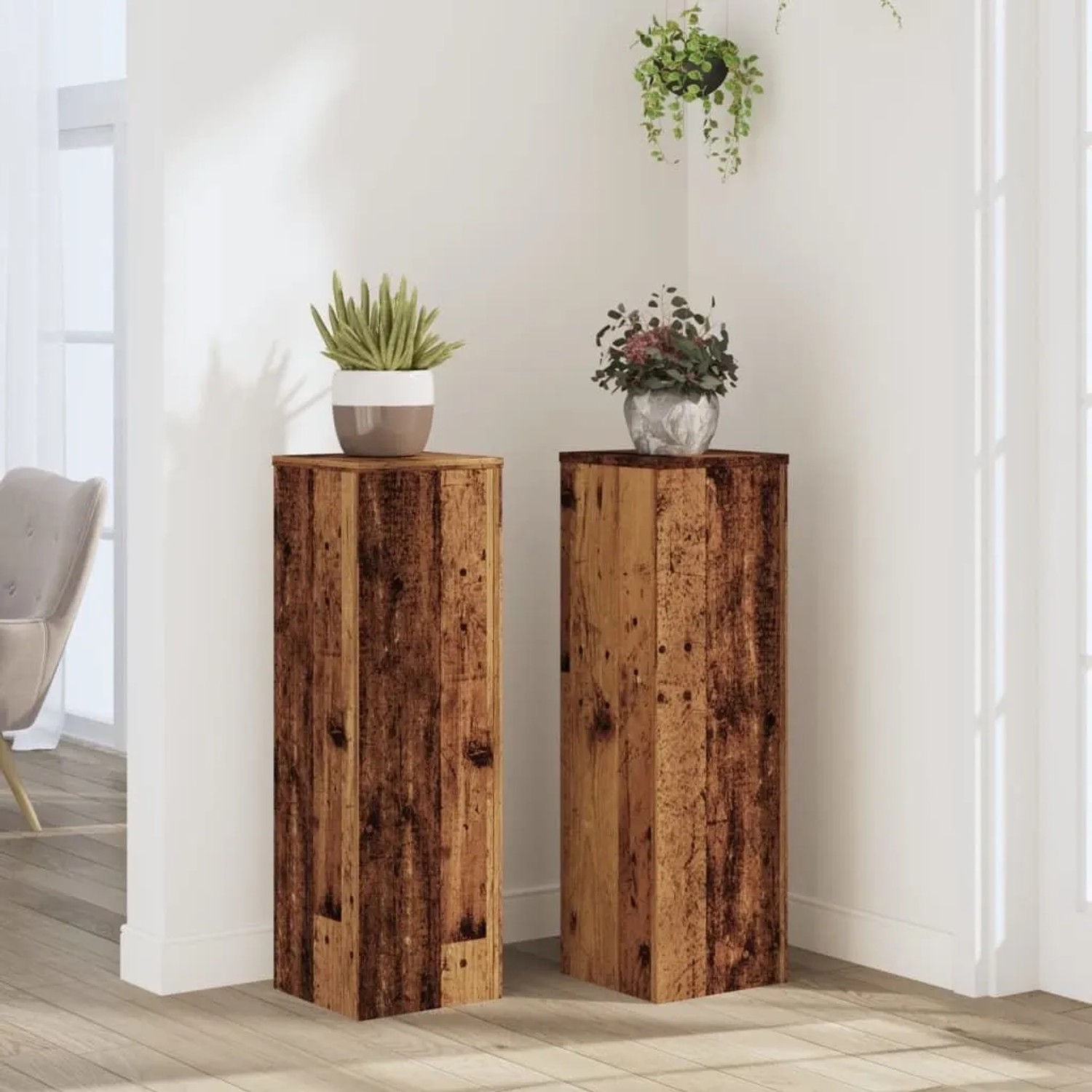 Zwei hohe Pflanzenständer in Altholz-Optik aus Holzwerkstoff, ideal für Pflanztöpfe und Deko.