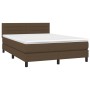 Dunkelbraunes Boxspringbett 140x190 cm mit Matratze und Kopfteil.