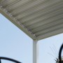 Detailansicht: Weißer Weide Classic Pavillon mit Stahl-Lamellen und Aluminium-Rahmen.