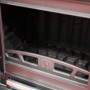 Detailaufnahme des Brennraums vom Plamen Gusskaminofen Amity 3 mit Herdplatte.