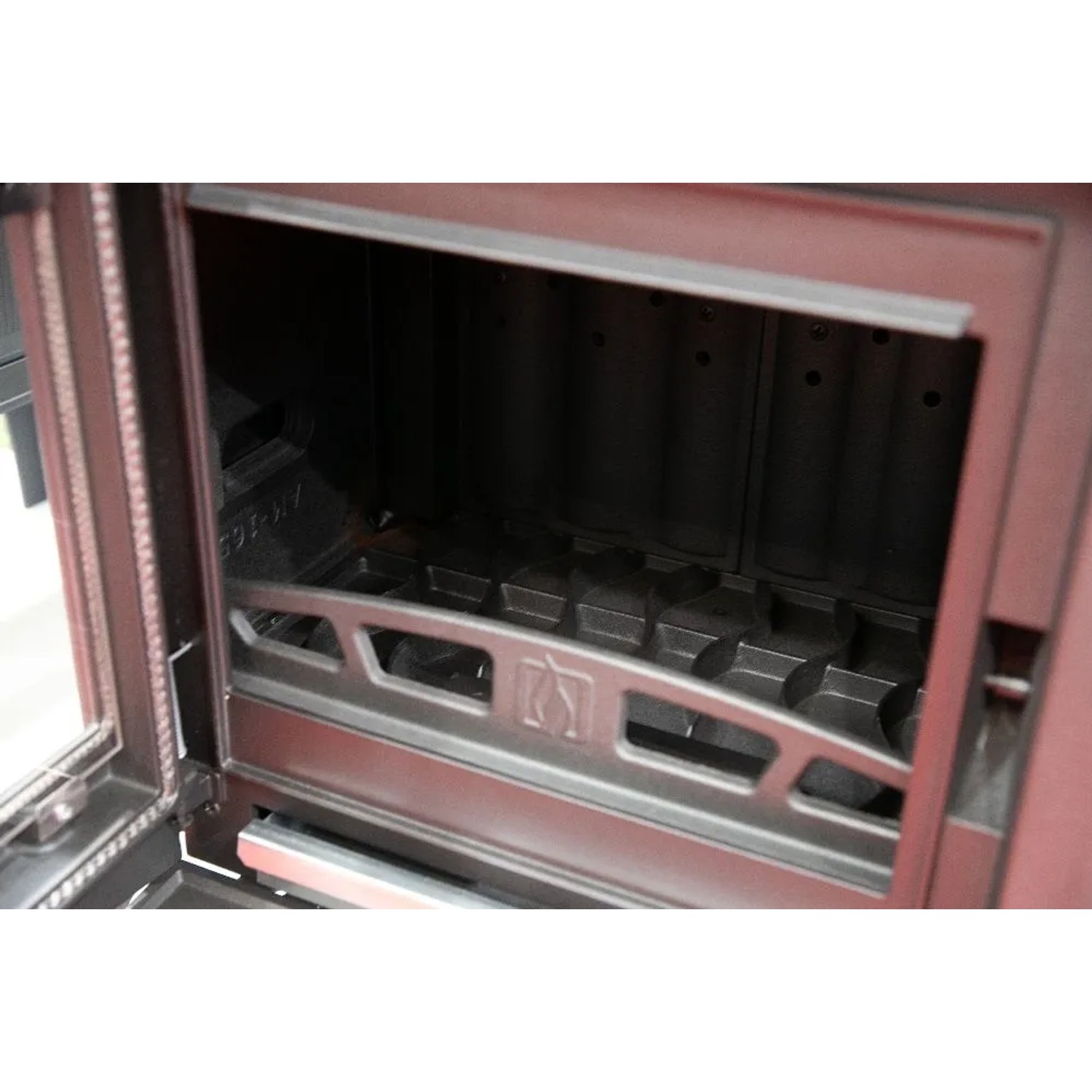 Detailaufnahme des Brennraums vom Plamen Gusskaminofen Amity 3 mit Herdplatte.