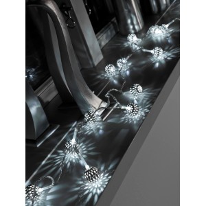 Konstsmide LED-Lichterkette mit 10 Metallbällen, kaltweiß, für Innenräume.
