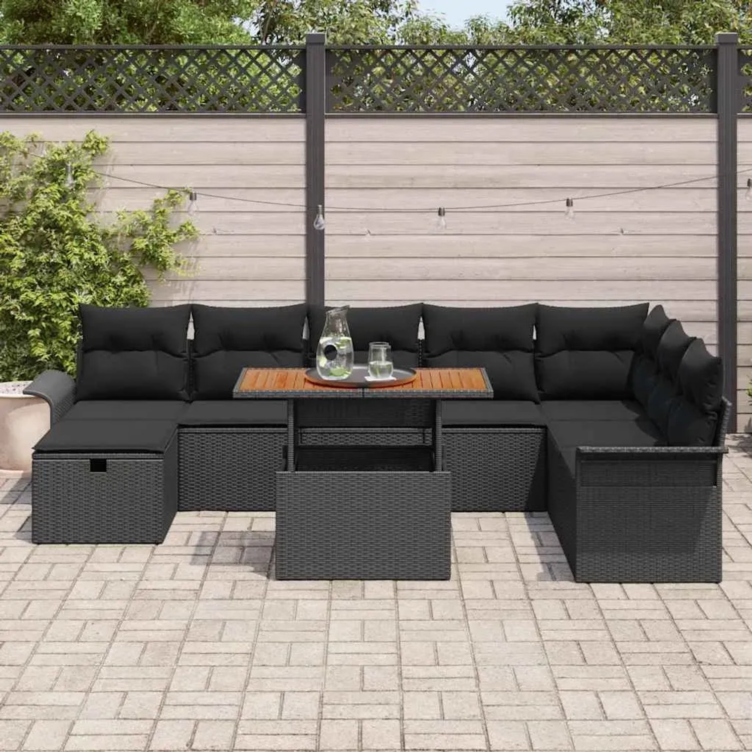 Schwarzes 9-teiliges vidaXL Garten-Sofa-Set aus Poly Rattan mit Tisch und Kissen.