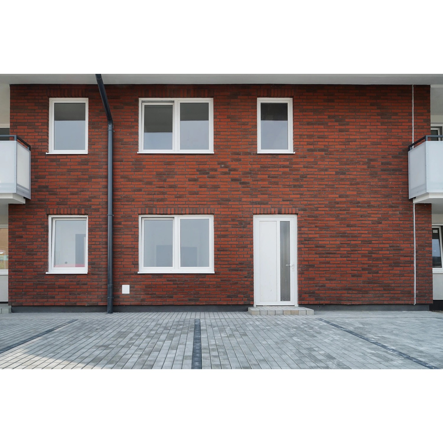 Hausfassade mit Elabrick Eckverblender Colorado in Rotbraun. Verblender für Aussenwände.