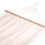 Beige DELUKE Hängematte TRIER mit Holzstab und Aufhängeseilen.