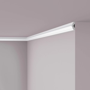 Weiße NOEL & MARQUET Eckleiste NOMASTYL I als Zierleiste an Wand und Decke.