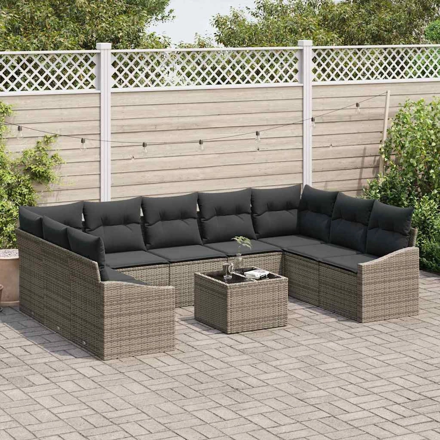 Graues 10-tlg. vidaXL Garten-Sofa-Set aus Poly Rattan mit Tisch und schwarzen Kissen.