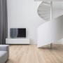Heller Wohnraum mit Kaindl Laminat Poseidon Hawaii Oak. Wasserfestes Laminat in Holzoptik.