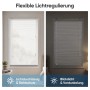Weißes Sekey Wabenplissee Klemmfix am Fenster. Zeigt flexible Lichtregulierung: lichtdurchlässig und verdunkelnd.