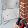 Einhell Bohrhammer mit SDS-Plus Bohrer beim Bohren in Betonwand, 12-teiliges Bohr-Meissel-Set