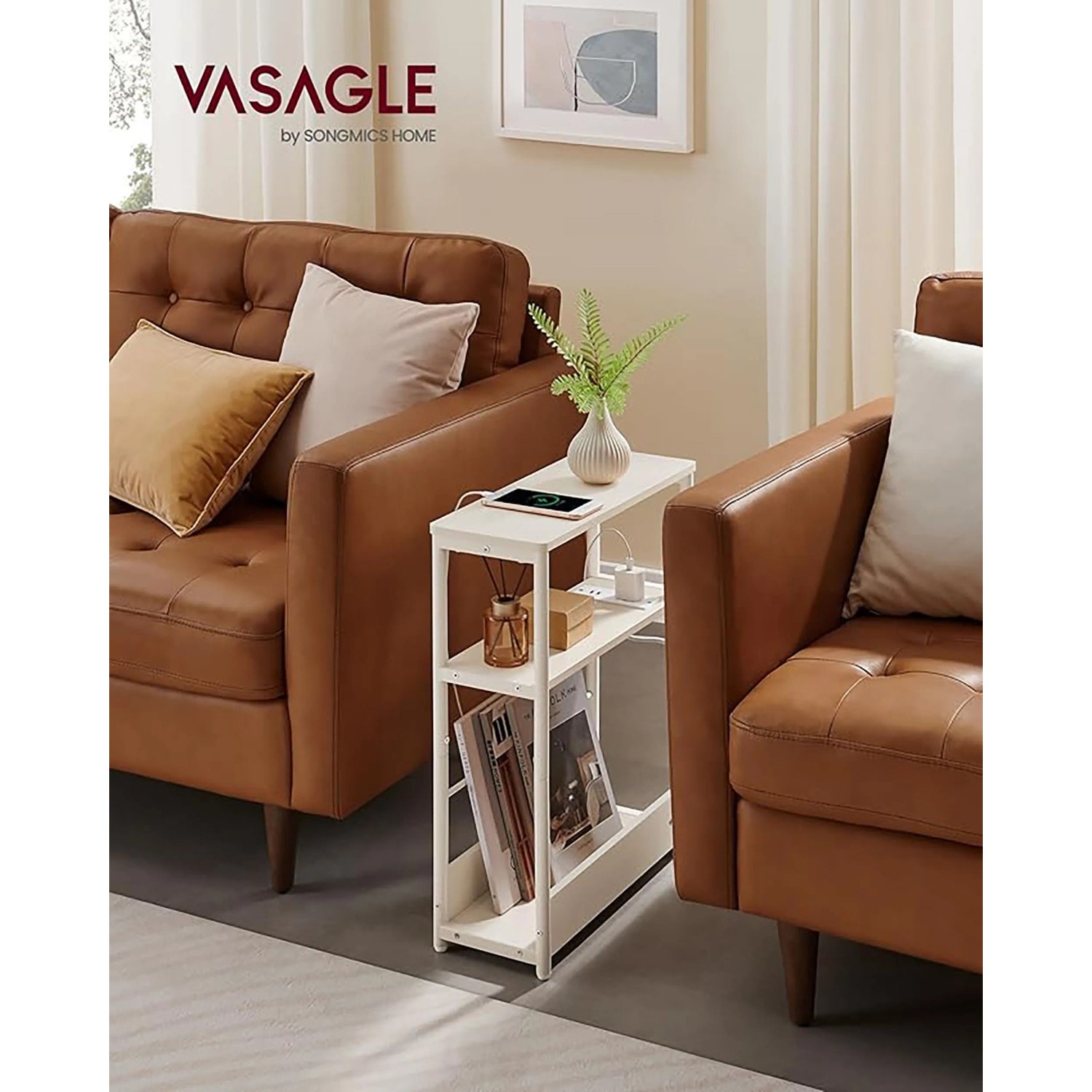 Schmaler, grauer Songmics Nachttisch mit Ladefunktion neben braunem Sofa.