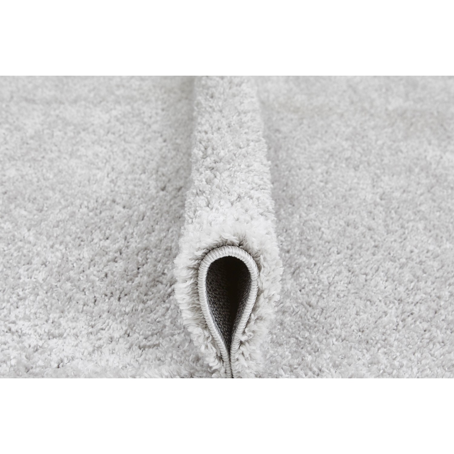 Detailansicht des grauen Andiamo Teppich Chia (60x110 cm) mit hochflorigem, weichem Flor.