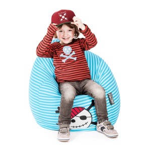 Kind sitzt auf buntem Sitting Point Sitzsack Pirat (220 l) mit Piraten-Motiv.
