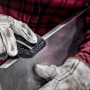 Anwendung: Bosch Vliesschleifpad Expert N880 zum Handschleifen von Metall.