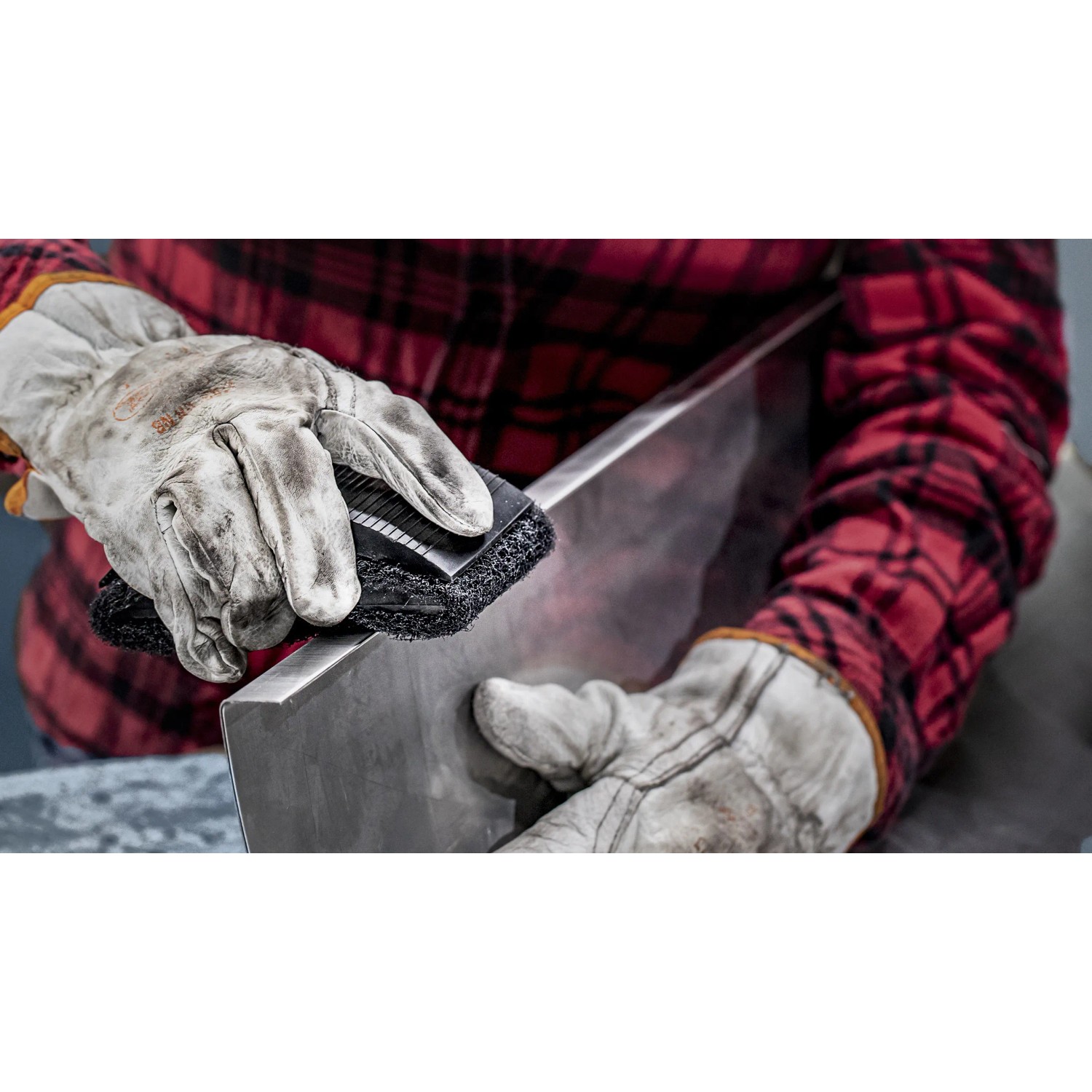 Anwendung: Bosch Vliesschleifpad Expert N880 zum Handschleifen von Metall.