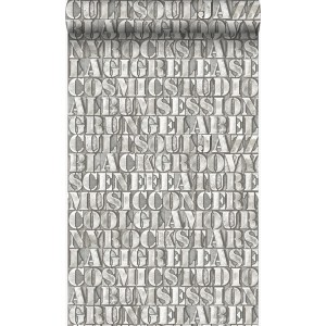 Graue Vliestapete mit Motiv alter eiserner Druckbuchstaben. Industrial Chic für dekorative Wandgestaltung.