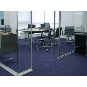 Dunkelblauer Nadelfilz Merlin Teppichboden im Büro mit Glastüren und Büromöbeln.