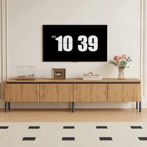 Modernes TV-Lowboard mit 4 Türen, Wellenfront und schlanken Metallfüßen. Kabelöffnung für ordentliche Kabelführung im Wohnzimmer.