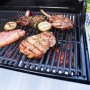 Grill mit Char-Broil Kohleschale MADE2MATCH und Grillgut. Grillutensil für Holzkohlegrillen.