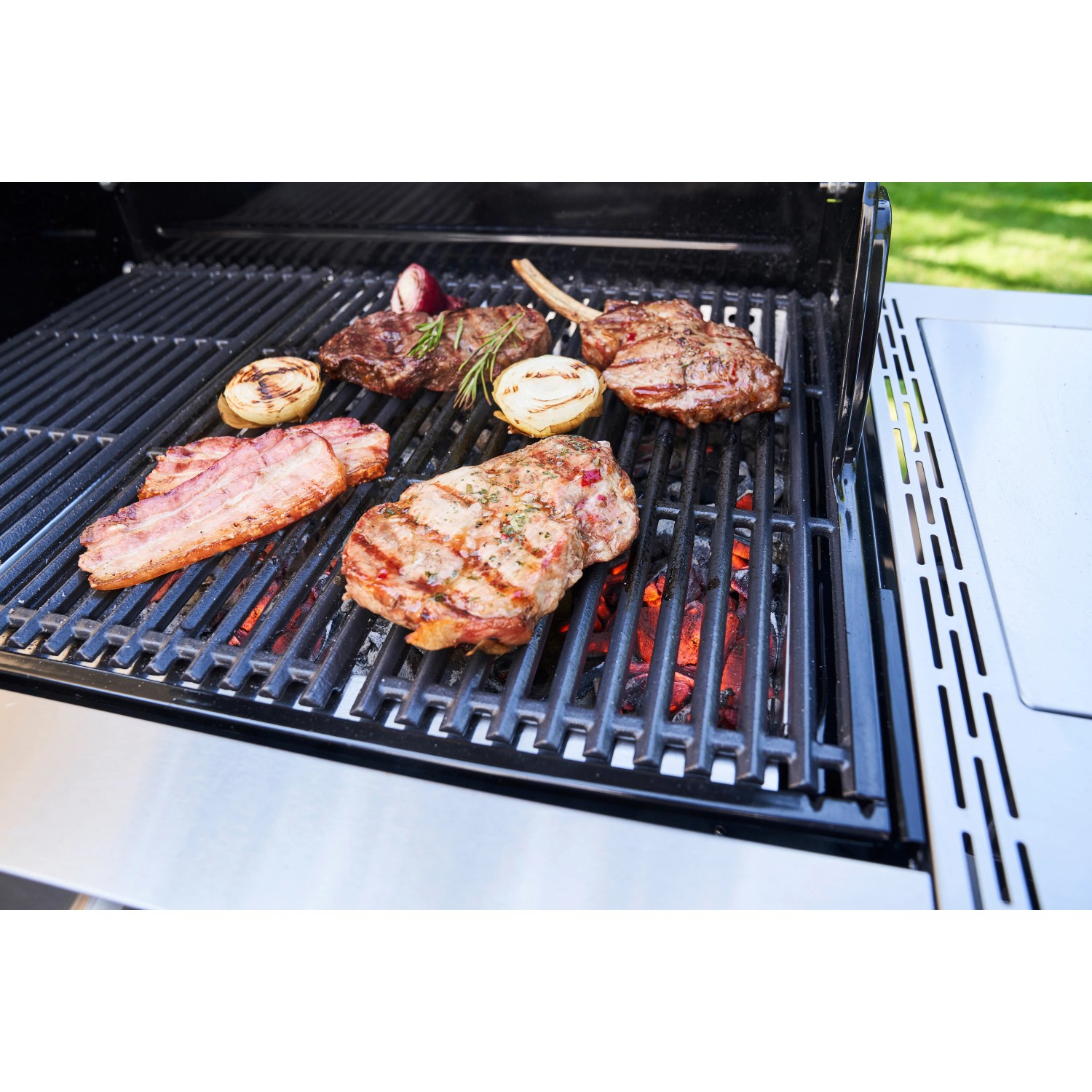 Grill mit Char-Broil Kohleschale MADE2MATCH und Grillgut. Grillutensil für Holzkohlegrillen.