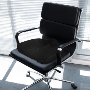 Schwarzes, orthopädisches Sitzkissen von HOMCOM aus Polyester auf einem Bürostuhl.