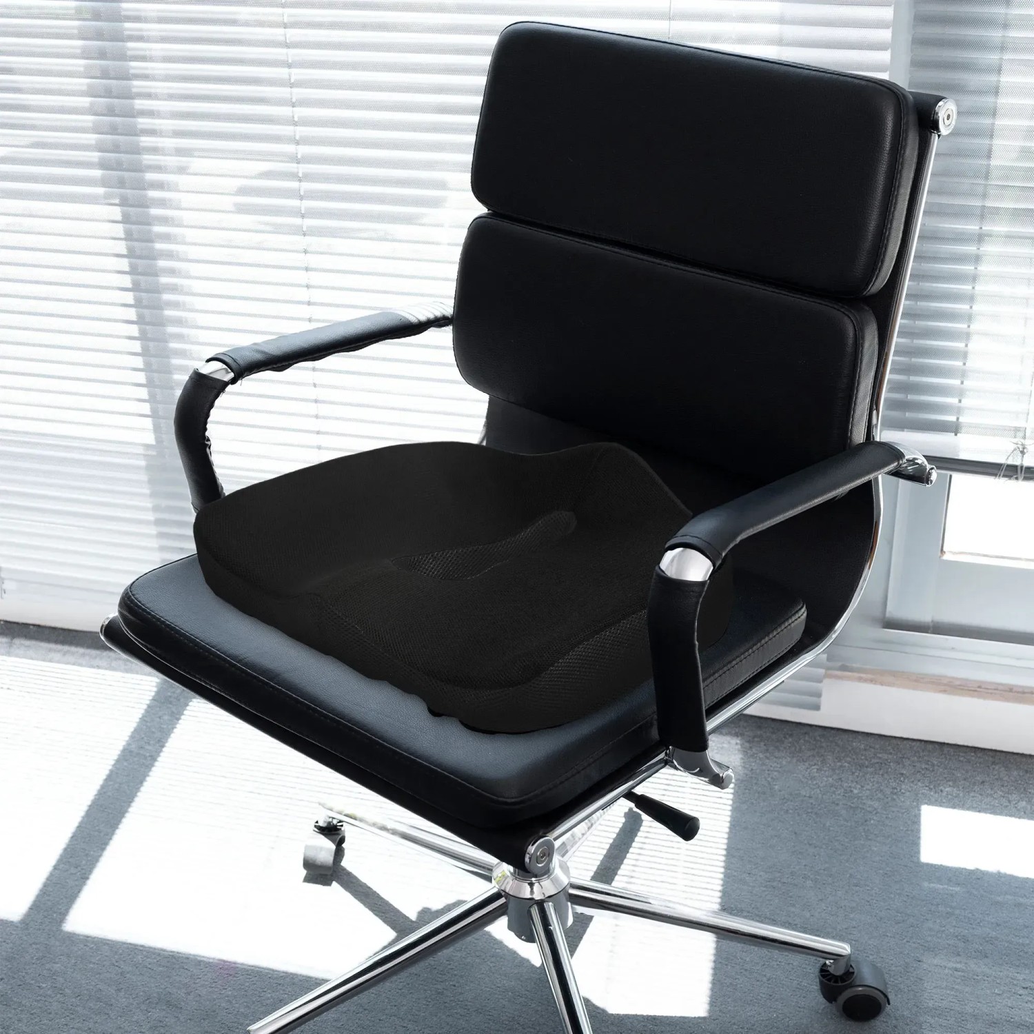 Schwarzes, orthopädisches Sitzkissen von HOMCOM aus Polyester auf einem Bürostuhl.