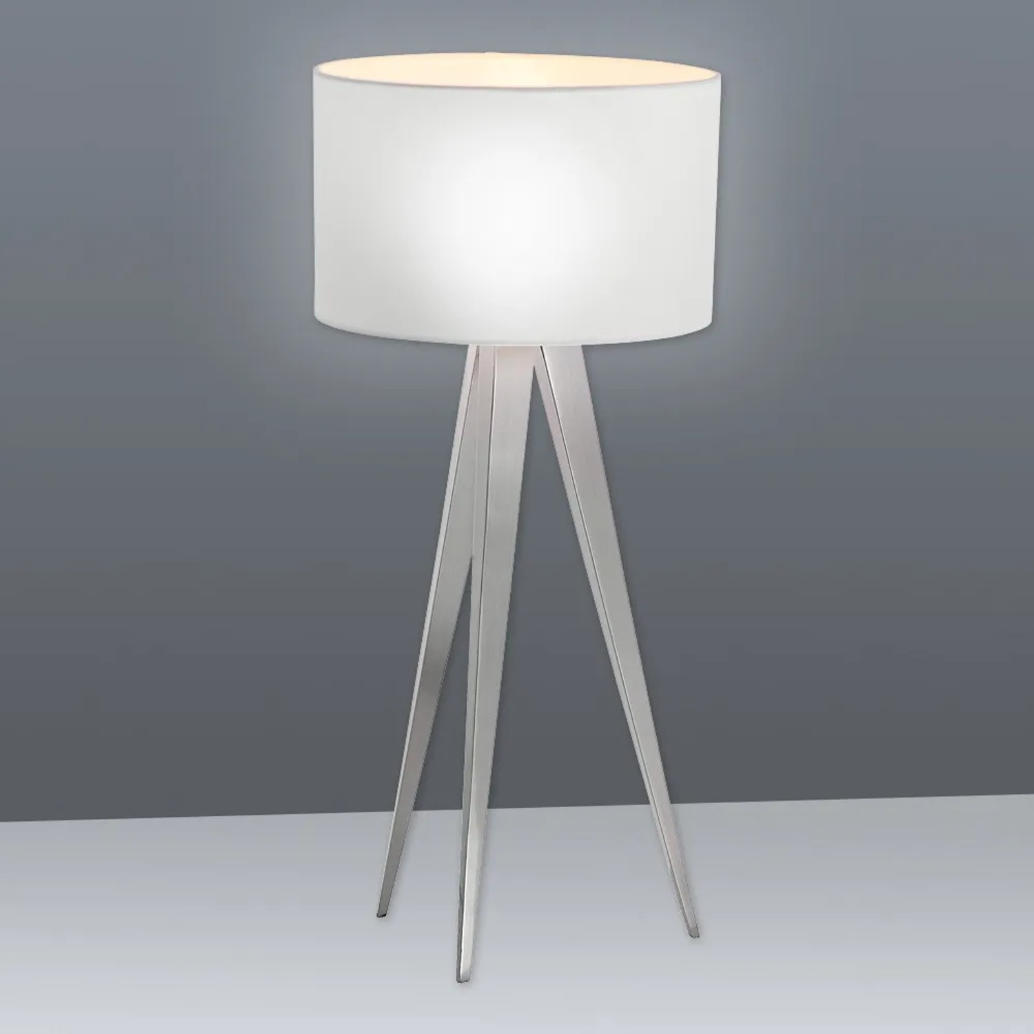 Weiße Näve Tischleuchte im Tripod Design mit drei Beinen und einem Lampenschirm aus Textil.