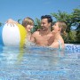 Familie mit Ball im Bestway Stahlrahmen Pool. Badespaß im Garten.