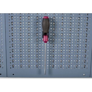 Küpper Systemhalter-Set 18 mm an Lochwand mit Schraubendreher.