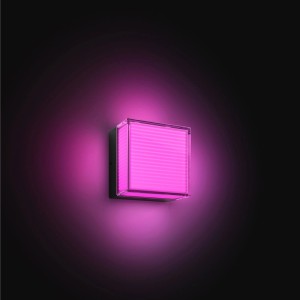 Philips Hue Semeru Wandleuchte, quadratisch, leuchtet in kräftigem Pink. Ideal für farbige Außenbeleuchtung.