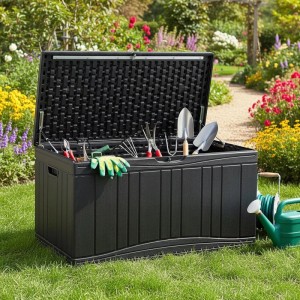 Schwarze Costway Gartenbox (300 L) mit Werkzeug und geöffnetem Deckel im Garten.