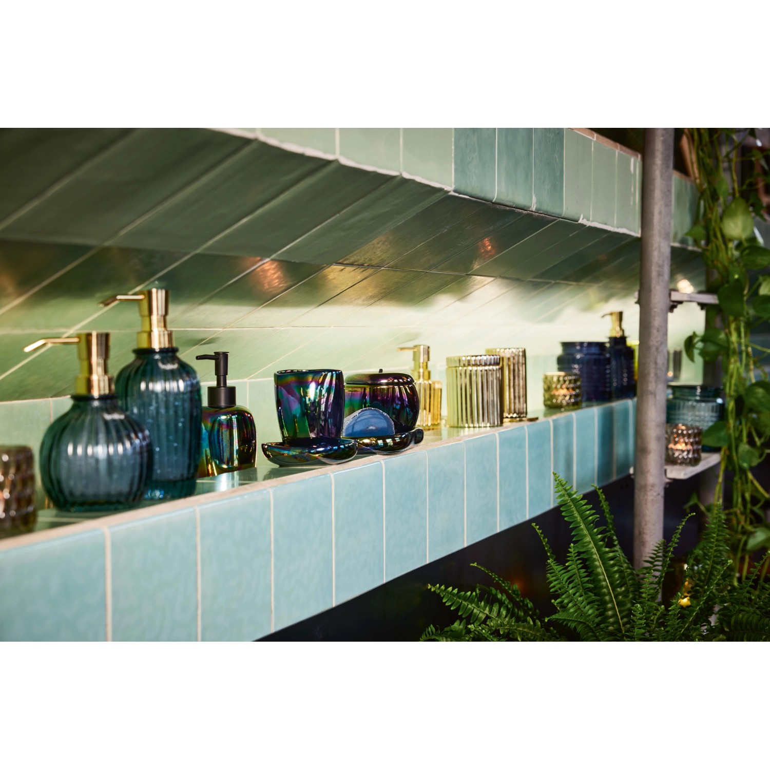 baliv Dark Wonder Kosmetikdose mit Flip-Flop-Effekt im Badezimmer.