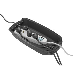 Offene, schwarze D-Line Wetterschutzbox mit Steckdosenleiste und Kabeln.