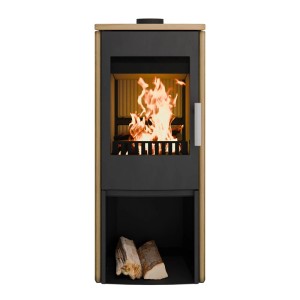 Haas+Sohn Kaminofen Naturstein Schwarz 6 kW mit Holzscheiten und Flammen im Brennraum.