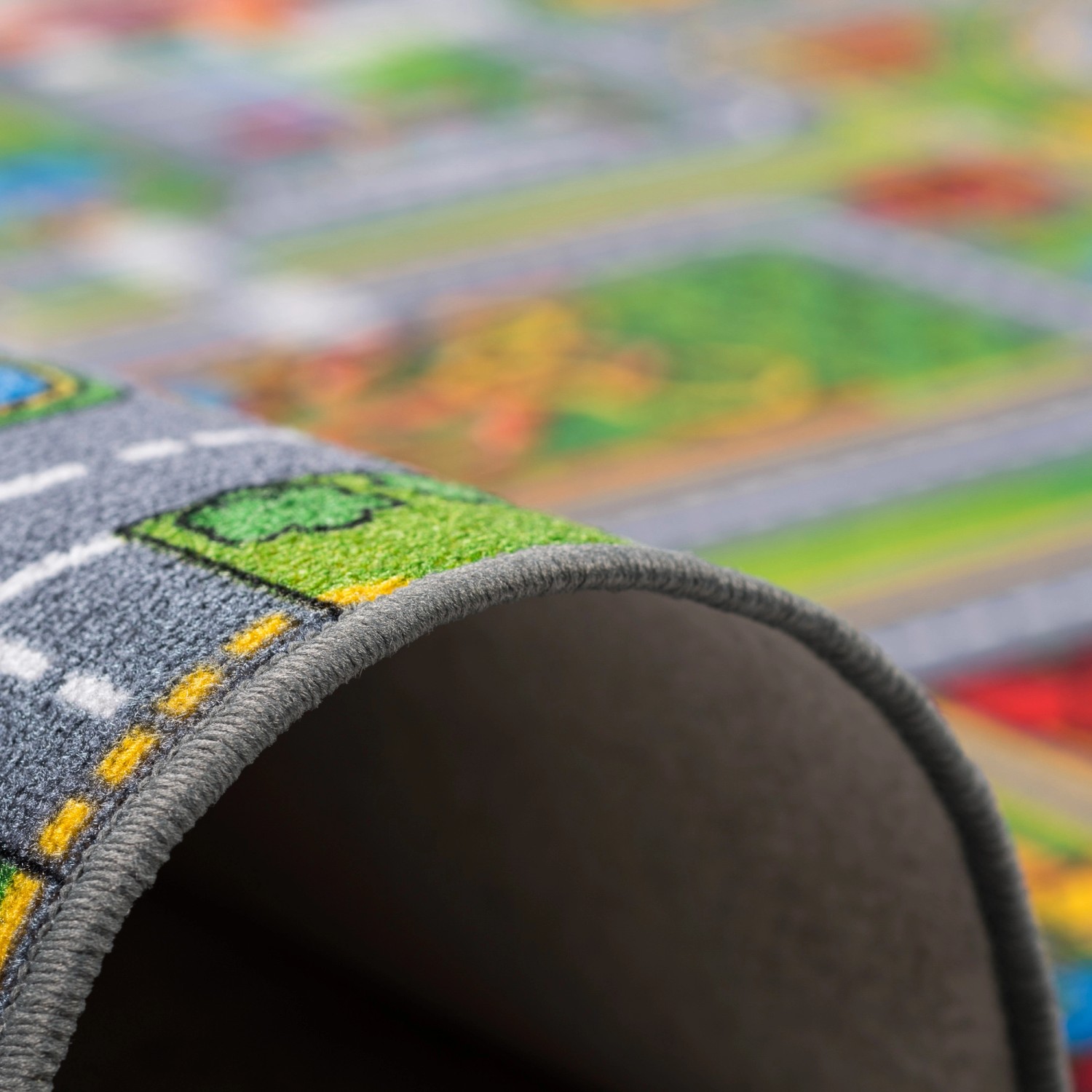 Detailansicht: Snapstyle Kinder Straßenteppich, grau-grün, 80x160 cm, Kurzflorteppich.