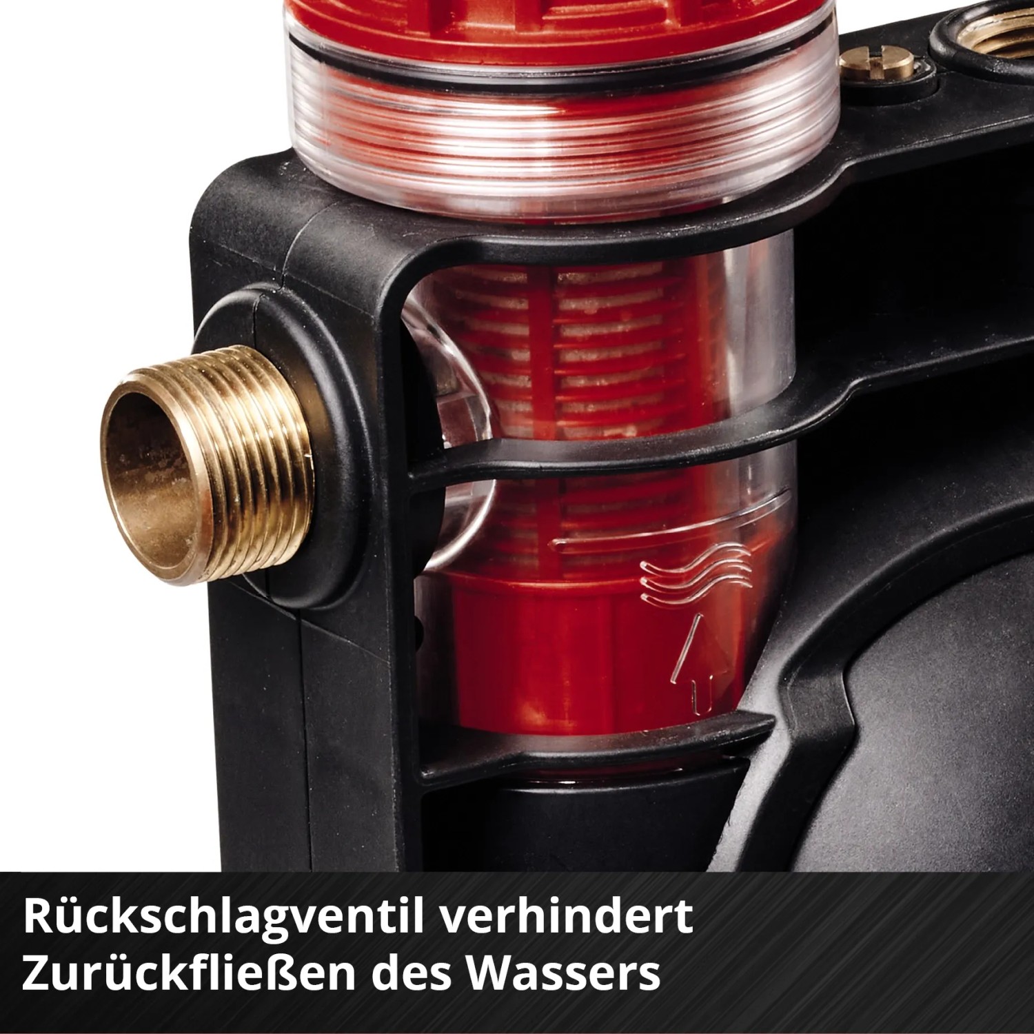 Detailaufnahme der Einhell Aquinna 36/38 F LED Gartenpumpe mit Vorfilter und Gewindeanschluss.
