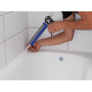 LUX Kartuschenpresse aus Metall in Anwendung zum Abdichten einer Badewanne.