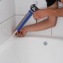 LUX Kartuschenpresse aus Metall in Anwendung zum Abdichten einer Badewanne.