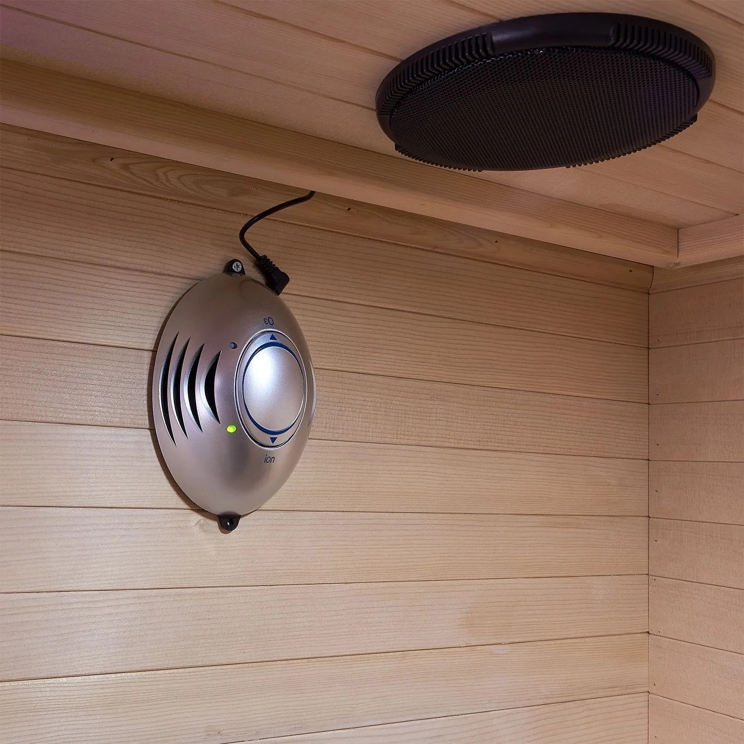 Detailaufnahme Infrarotkabine Nyborg: Ionisator und Lautsprecher im Hemlockholz-Design.