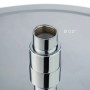 Nahaufnahme des 1/2 Zoll Anschlusses einer runden Relaxdays Edelstahl Regendusche mit Gewinde und Sieb.
