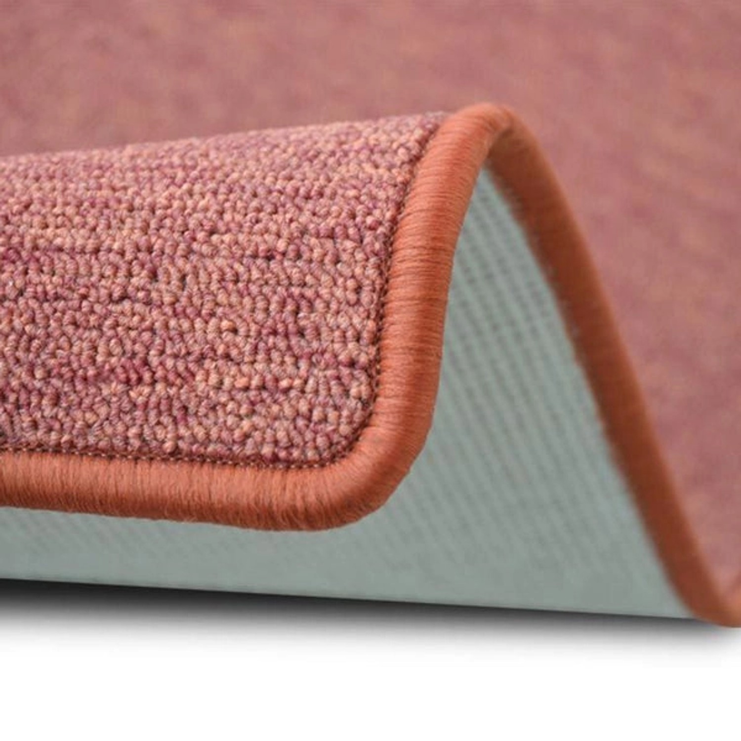 Detailansicht: Terra-farbener Karat Teppichläufer London mit Schlingenflor und farblich passender Umkettelung.