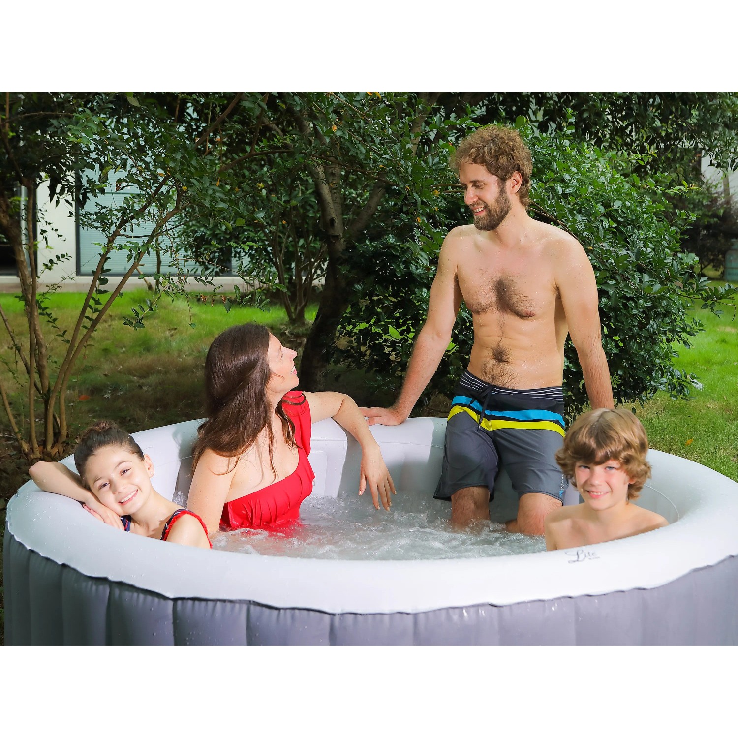 MSpa Lite Pebble AirJet: Aufblasbarer Whirlpool mit Familie im Garten.