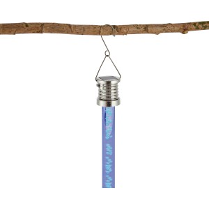 Blaue Solar-Hängeleuchte in Stabform mit LED, hängt an einem Ast. Deko für Garten und Balkon.