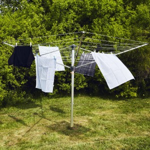 Juwel Wäschespinne Comfort Plus 600 mit Wäsche und Eindreh-Bodenhülse im Garten.