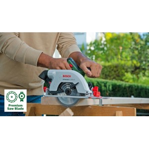 Person sägt Holz mit Bosch Akku-Kreissäge UniversalCirc 18V-53. Graue Handkreissäge mit grünem Griff.
