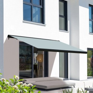 Elektrische Kassettenmarkise in Anthrazit mit hellblauem Tuch (Candy) am Haus montiert.