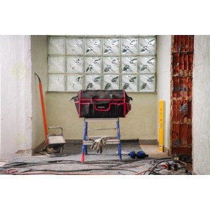 PARAT BASIC Tool Softbag M Werkzeugkoffer, schwarz mit roter Umrandung, auf einer Leiter.