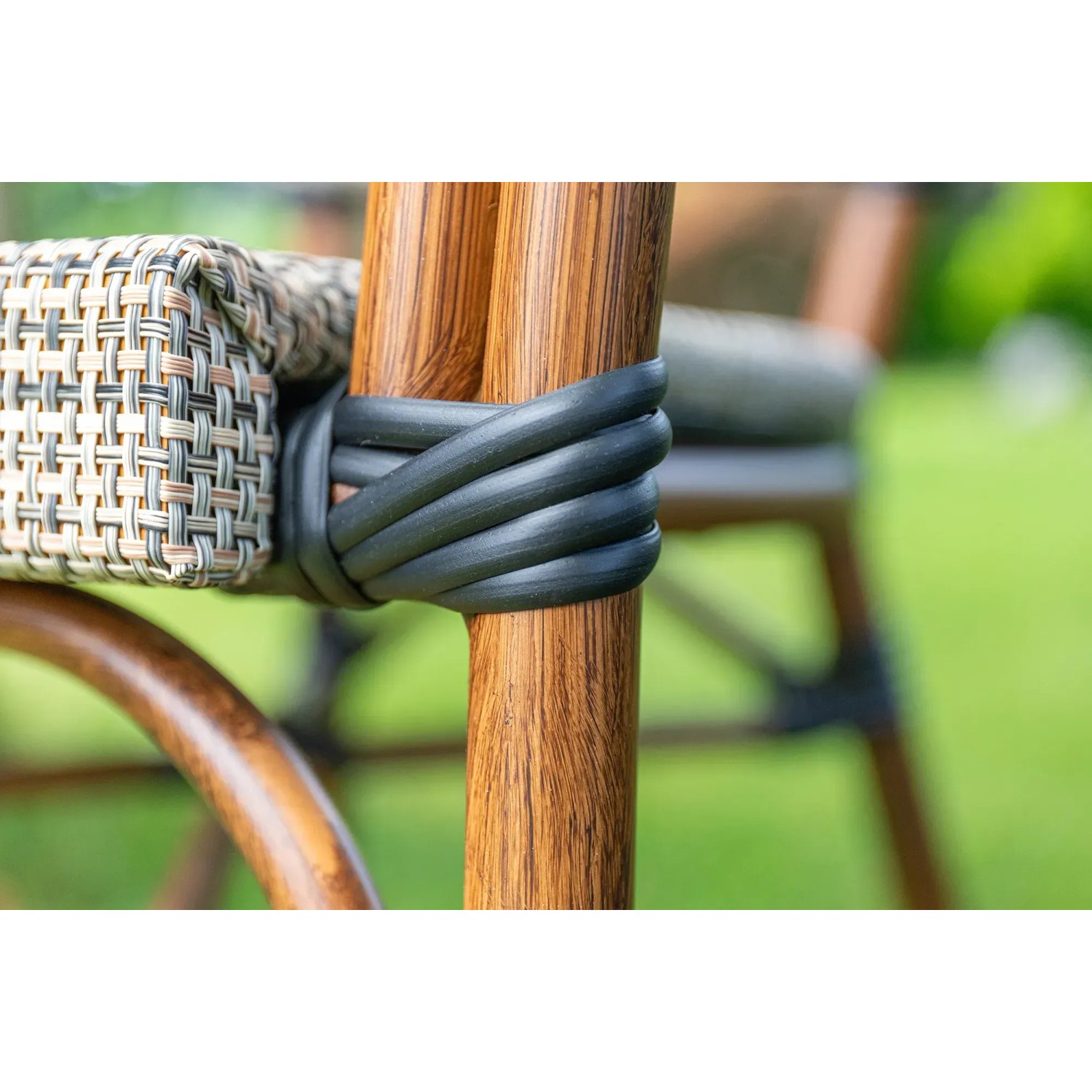 Detailaufnahme Sessel aus dem Acamp Gartenmöbel-Set Maui mit Bambus-Optik und wetterfestem Bezug.