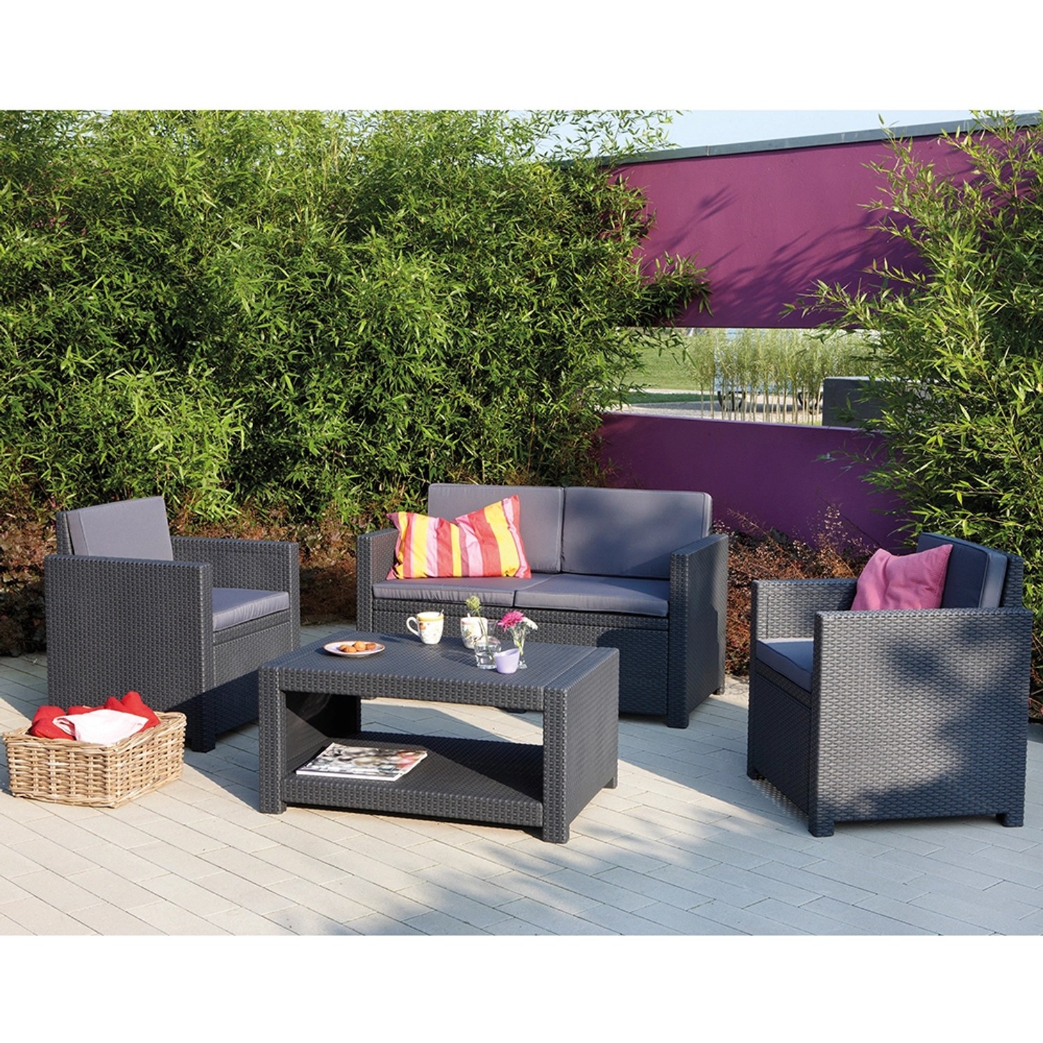 Allibert Monaco Loungeset, 4-teilig, graphitgrau, mit Tisch, Bank und zwei Sesseln mit Kissen.